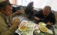 14 - Селиван В. и Серегин С. беседуют за обедом.JPG